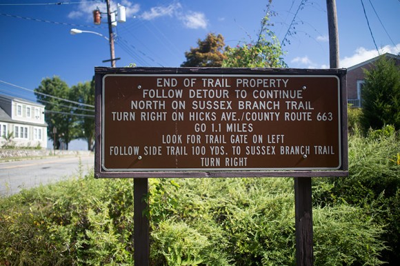 Trail sign explaining where to turn to pick up the Sussex Trail again.