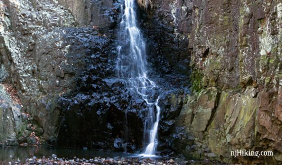 Water cascading down over rocks at Hemlock Falls