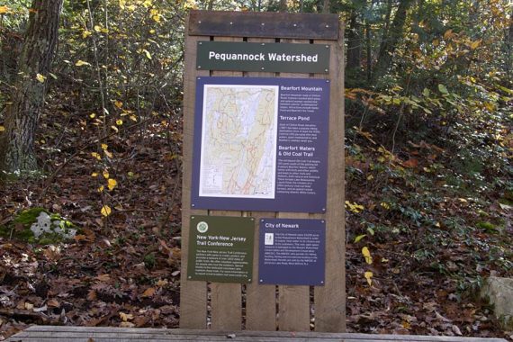 Sign and bench at the trail head.