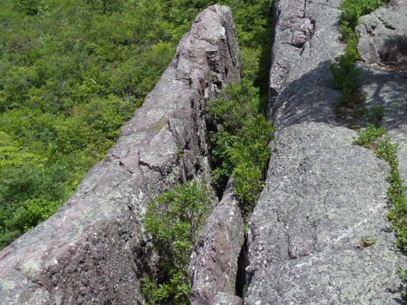 Bearfort Ridge Trail - large rock cleft.