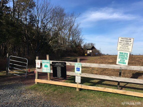 Trailhead at the parking lot