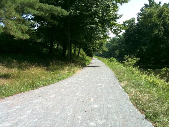 Short gravel section of towpath 