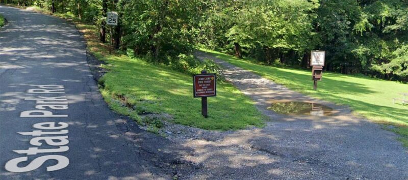 Showing the turn for the driveway to the parking lot.