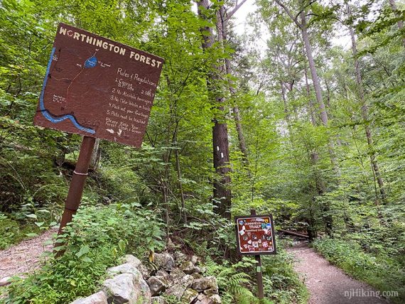 Worthington Forest and Dunnfield Creek trail signs.