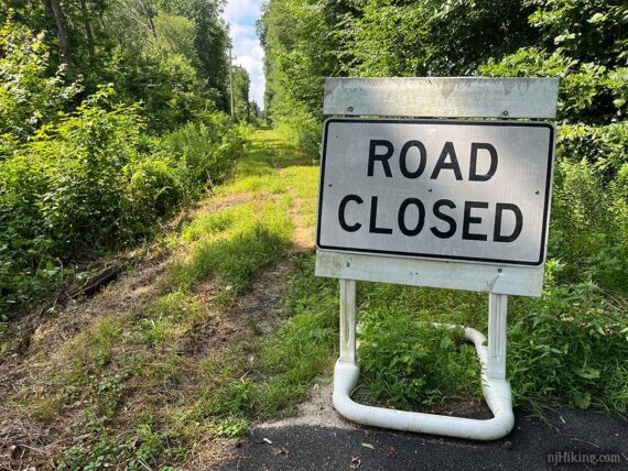 Road Closed sign at the end of the Union Transportation Trail.