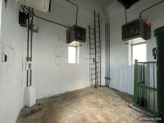 Small room with three windows at the top of the monument.