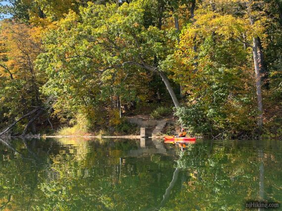 Lake Aeroflex foliage via kayak.