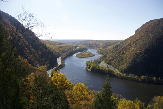 View from the first overlook. Mt Tammany on the left, Delaware River, then Mt. Minsi on the right. 01