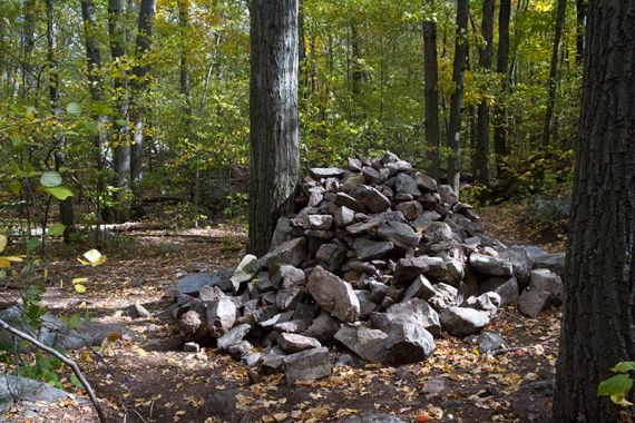 Huge pile of rocks marks the blue blazed side trail to Pinwheel Vista - turn LEFT! Rock Cairn to Pinwheel Vista