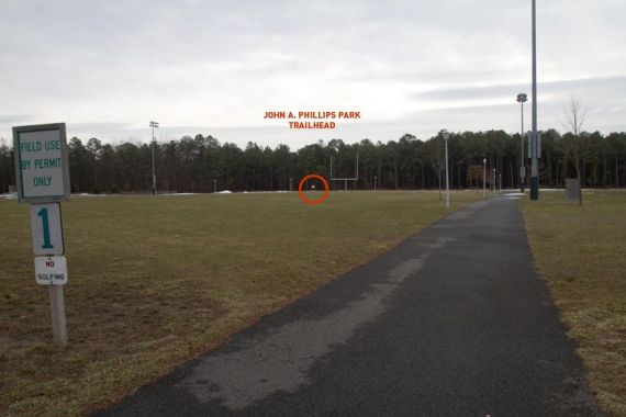 The trailhead is a bit hidden, back at the end of one of the fields 02